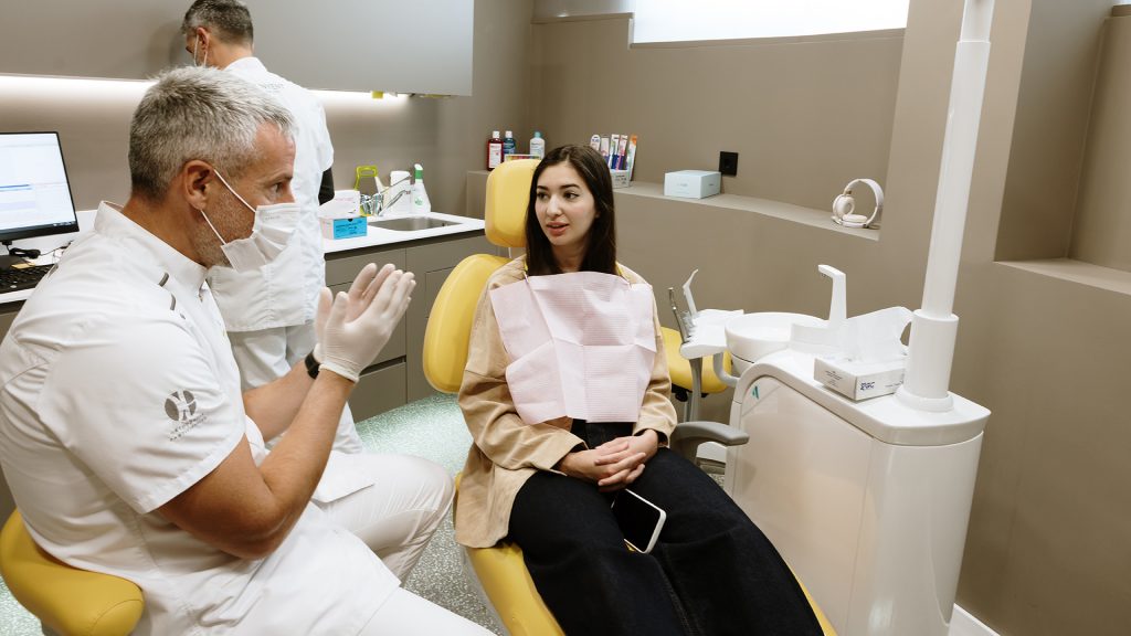 Paciente recibiendo tratamiento dental en un consultorio de la Clínica Dental Manresa