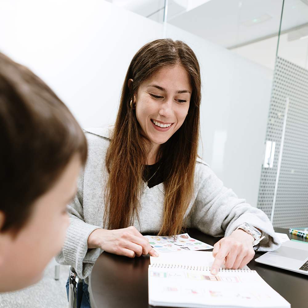 Especialista en logopedia trabajando con un paciente en la Clínica Dental Manresa