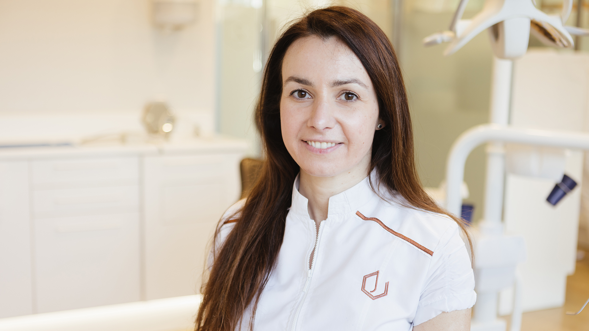 Doctora Aida Lazaro, especialista en Periodoncia y Cirugía oral