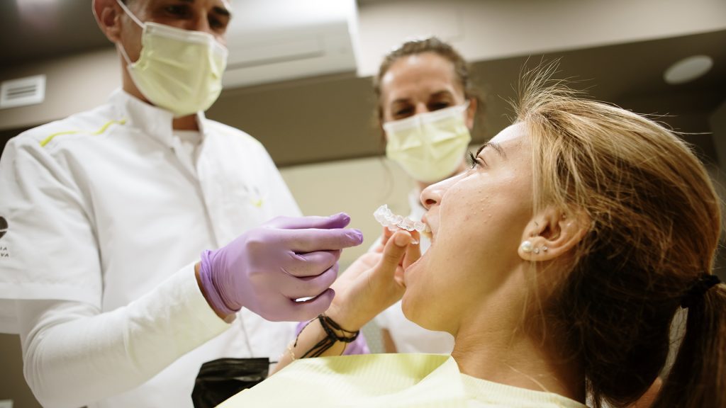 Especialista en ortodoncia para adolescentes revisando el progreso del tratamiento en Manresa