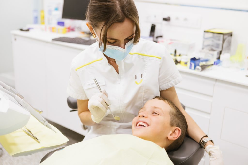 Dentista revisando a niño