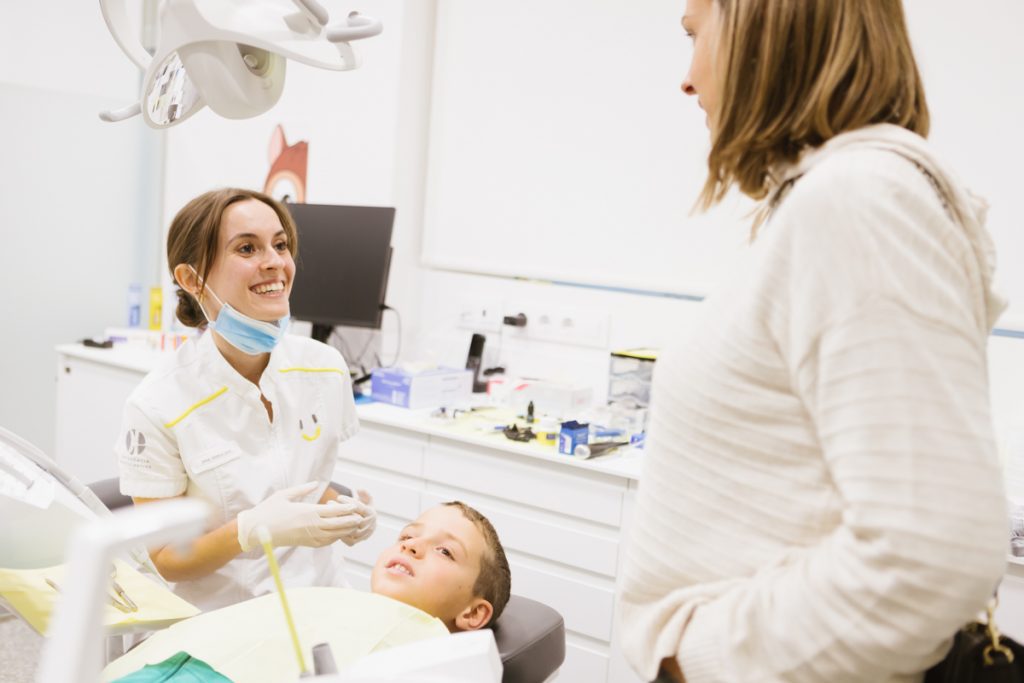 revisión de un niño en el dentista