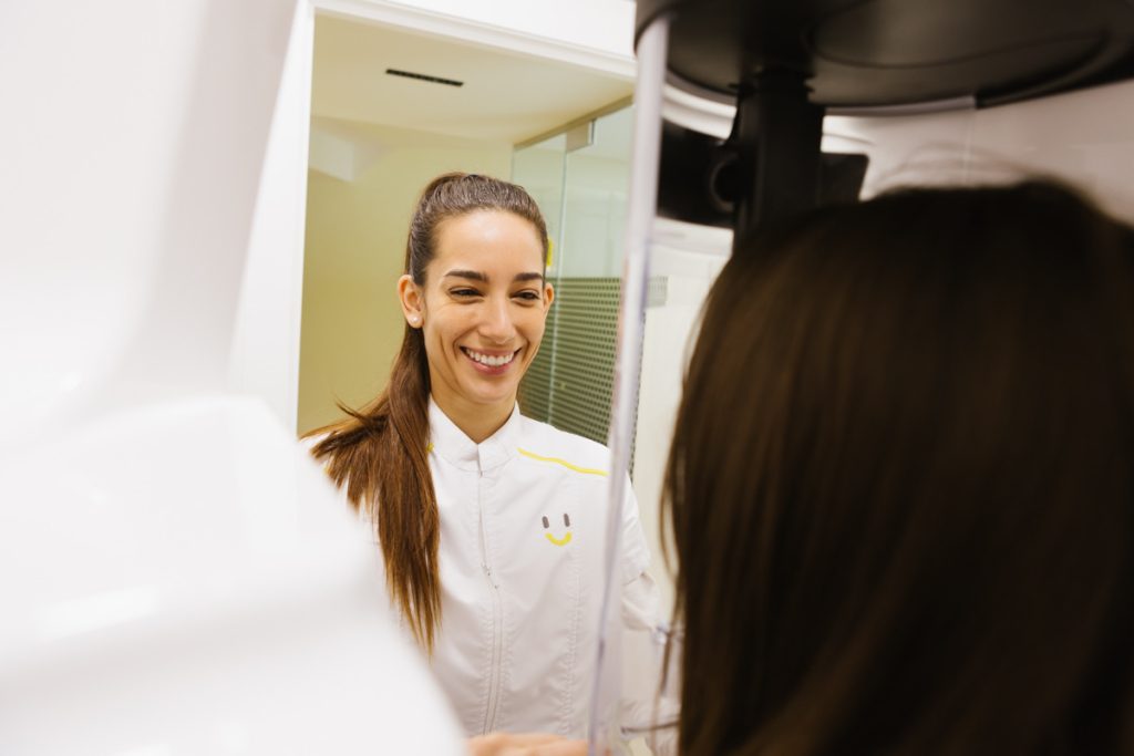 dentista sonriente ofrece una acogedora atención profesional en una moderna clínica dental de Manresa