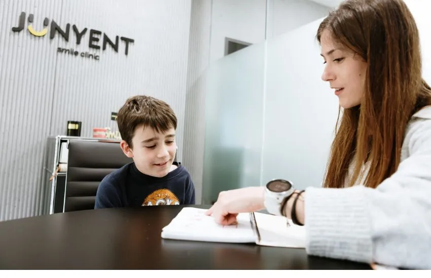 niño con una dentista logopeda en la clinica smile clinic